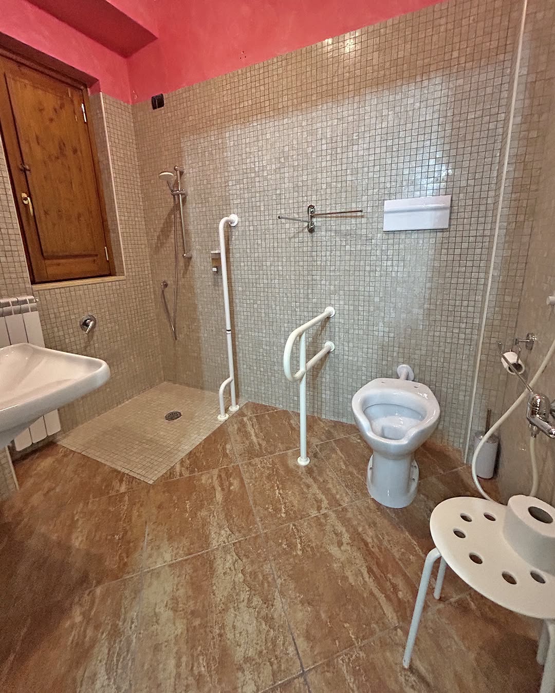 Bagno attrezzato con maniglioni e seduta
