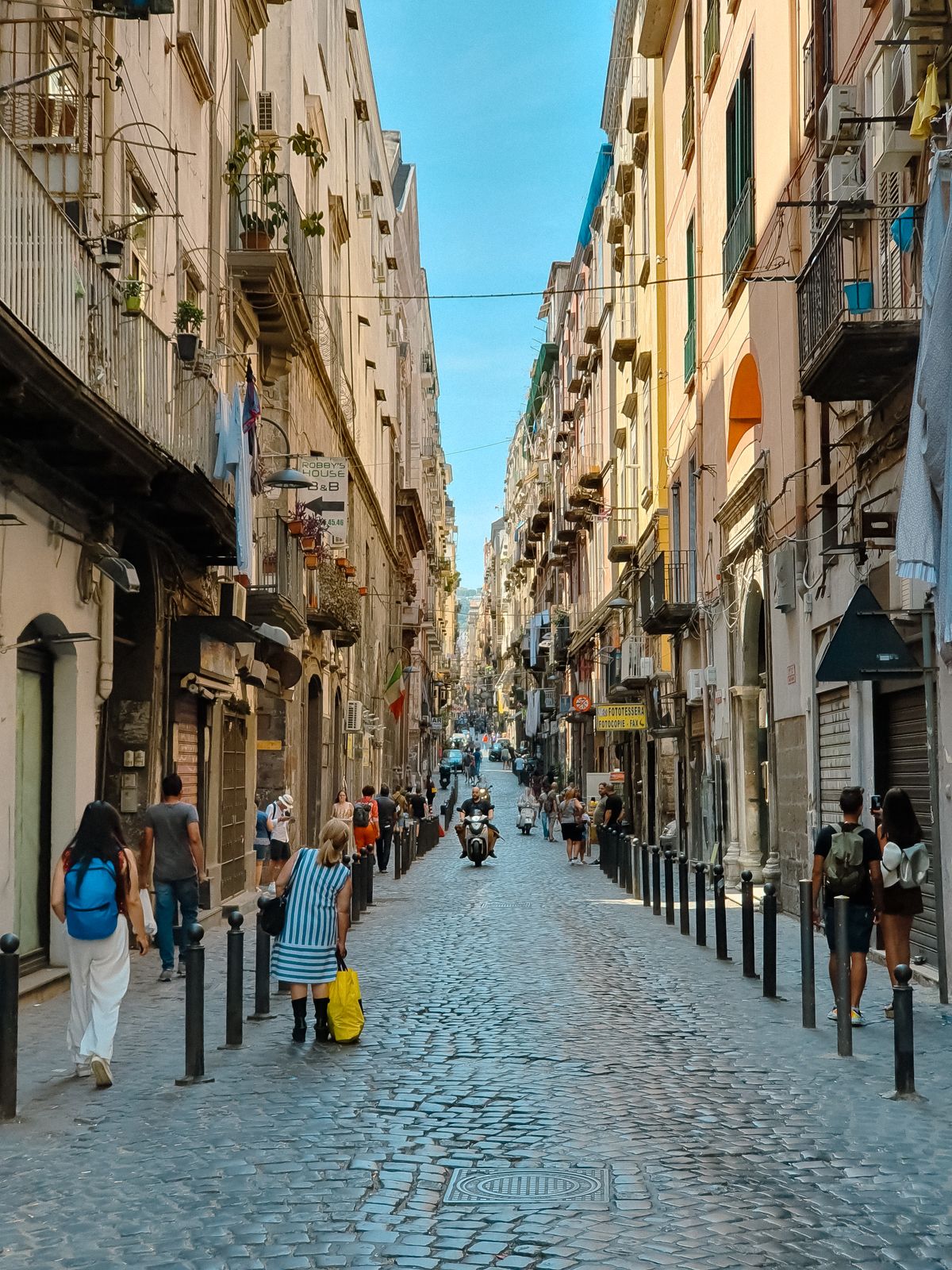 Una strada del centro storico di Napoli