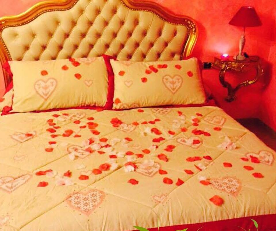 Letto decorato con petali di rosa