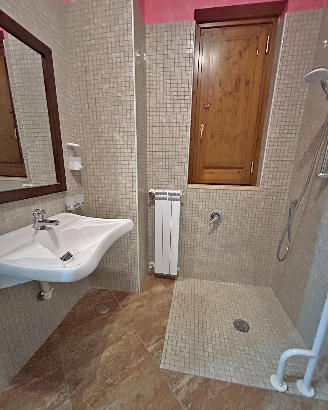 Bagno accessibile con doccia a filo pavimento