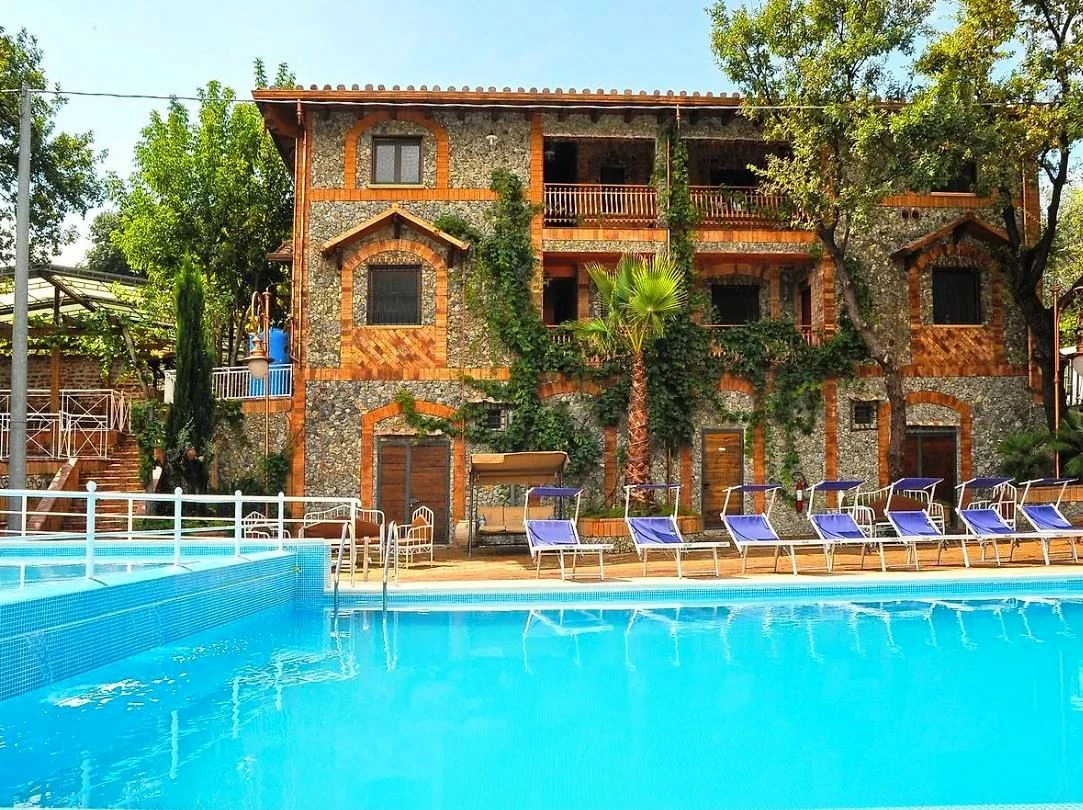 Piscina adiacente all'albergo