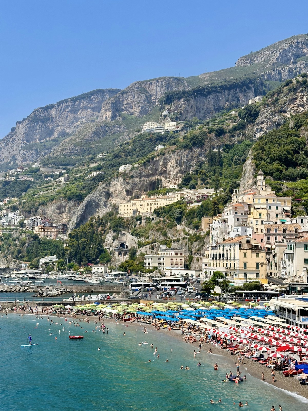 Veduta di Amalfi e della costa sul mare