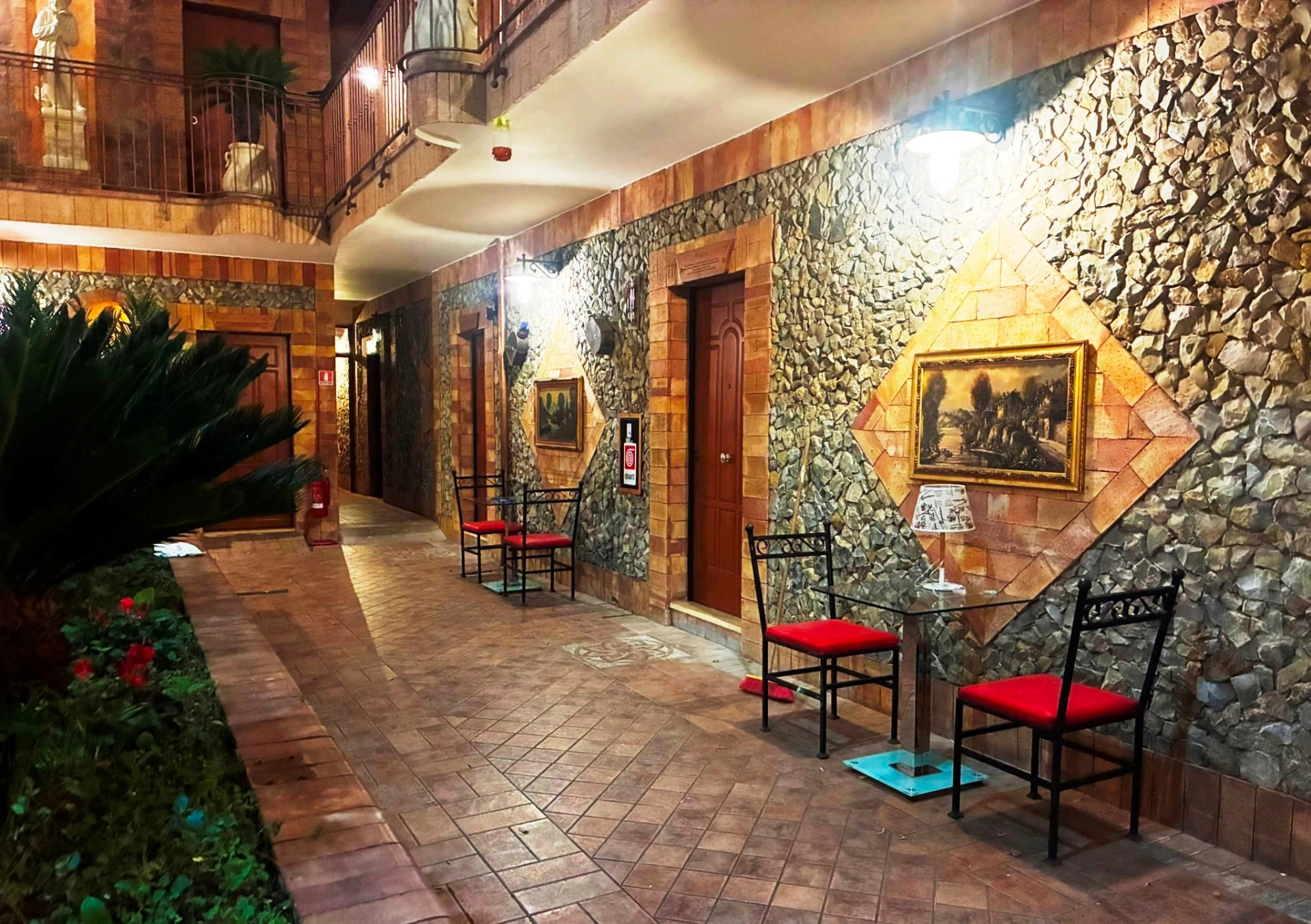 Le sedute lungo il portico dell’albergo