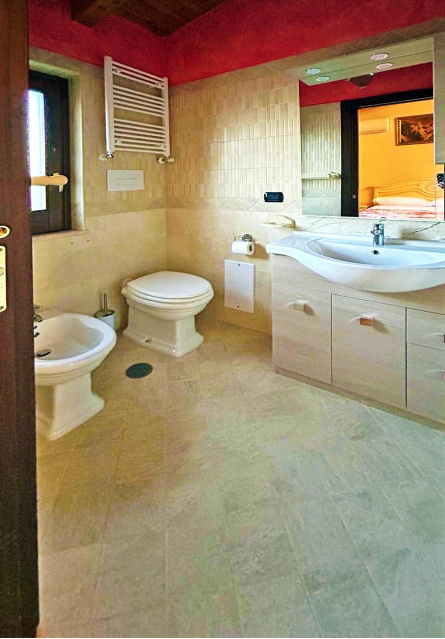 Bagno privato con mobile lavabo