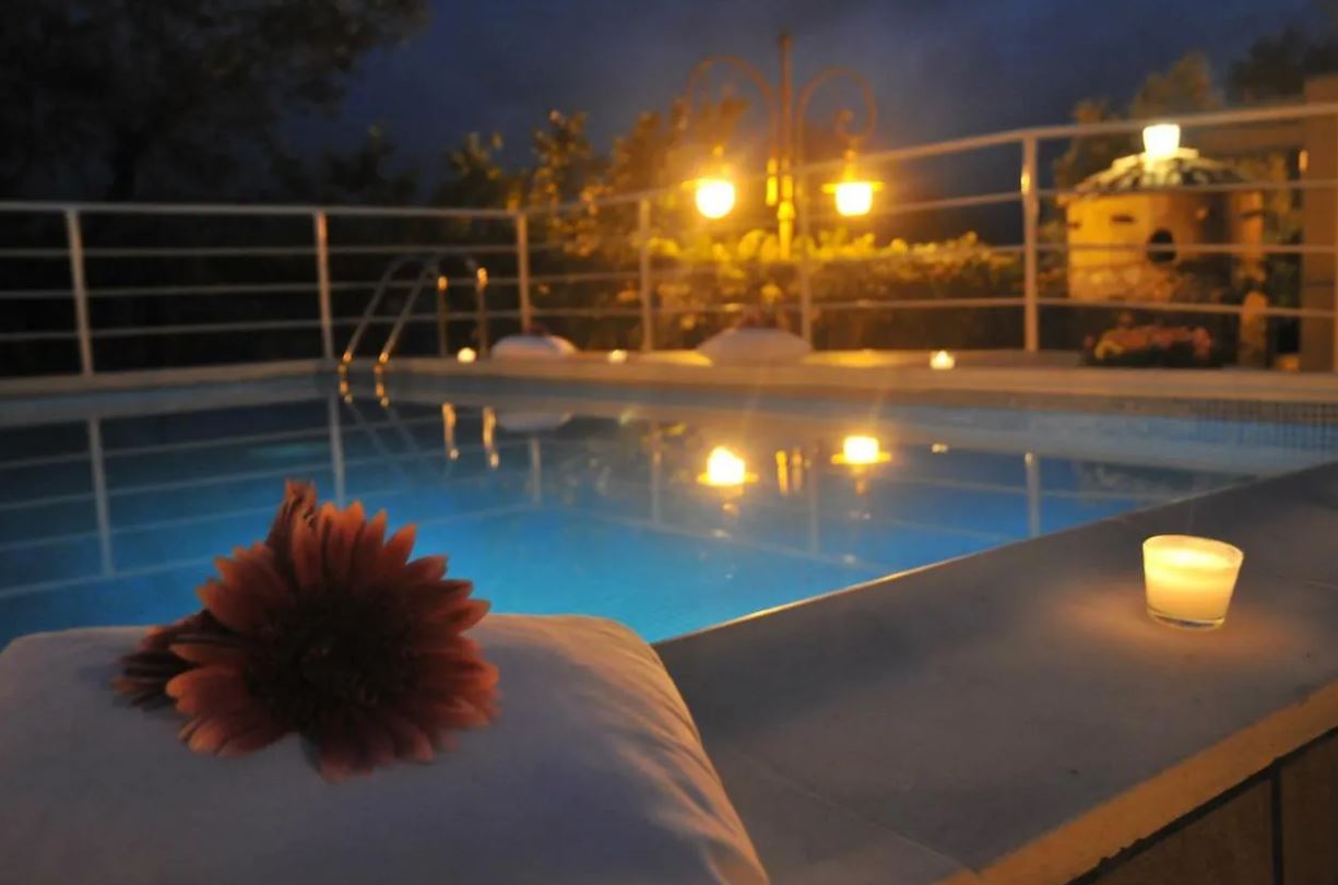 Atmosfera serale a bordo piscina