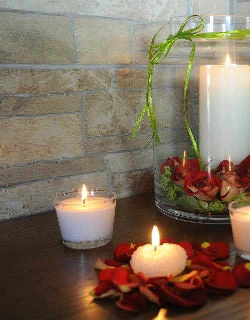 Candele e petali di rosa