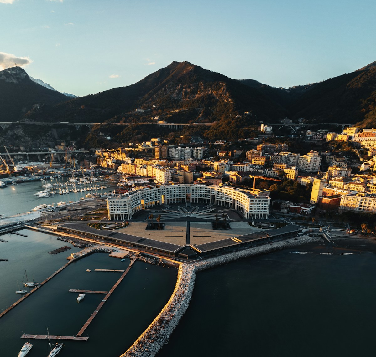 Panorama di Salerno con il lungomare e il porto