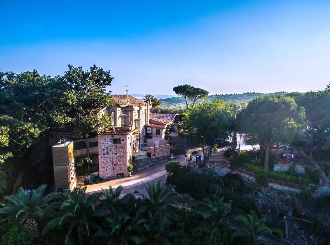 L'albergo e le colline circostanti