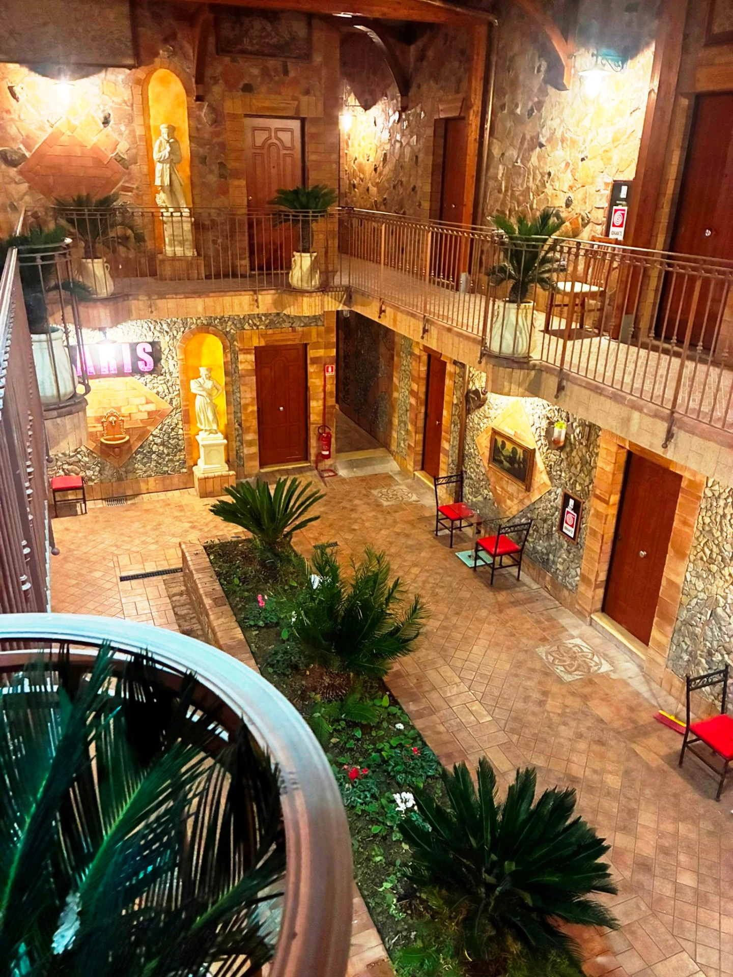 Vista del cortile dal piano superiore