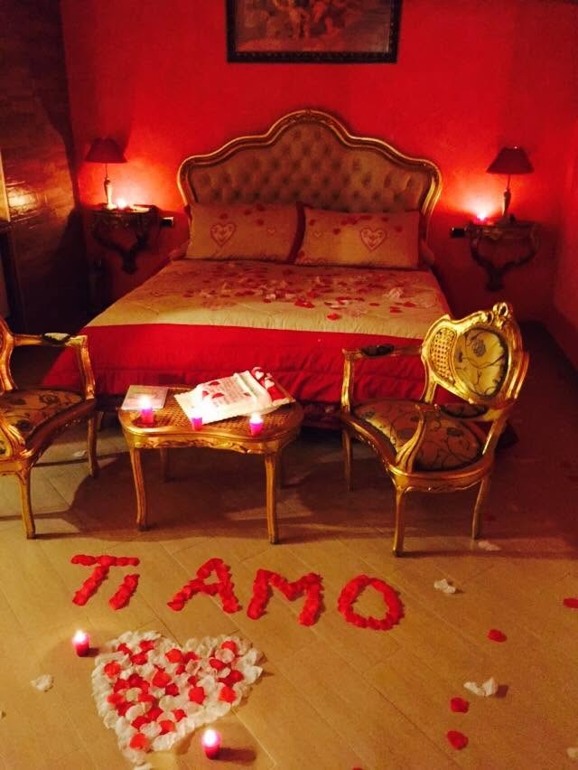 Letto con petali e poltrone dorate