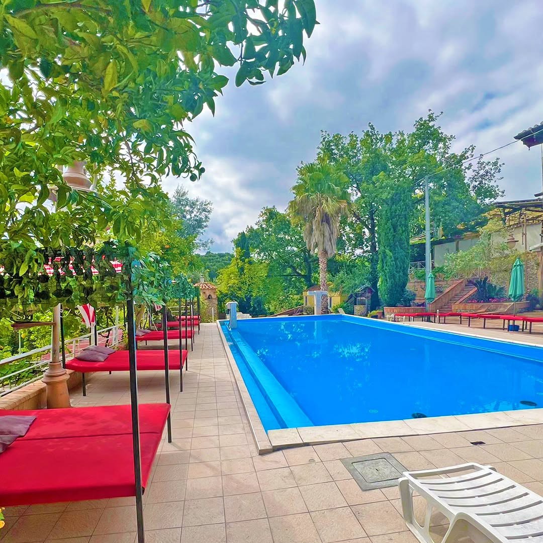 Bordo piscina con lettini rossi
