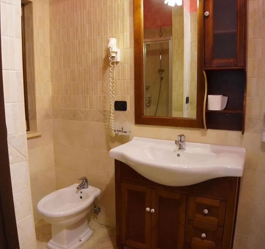 Lavabo, specchio e asciugacapelli