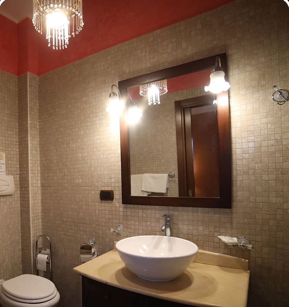 Bagno privato con lavabo e specchio