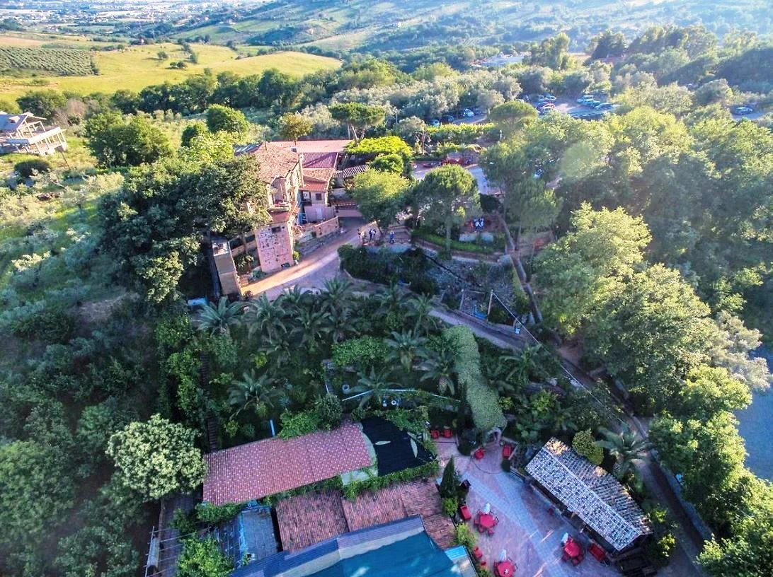 Vista dall'alto dell'albergo immerso nel verde