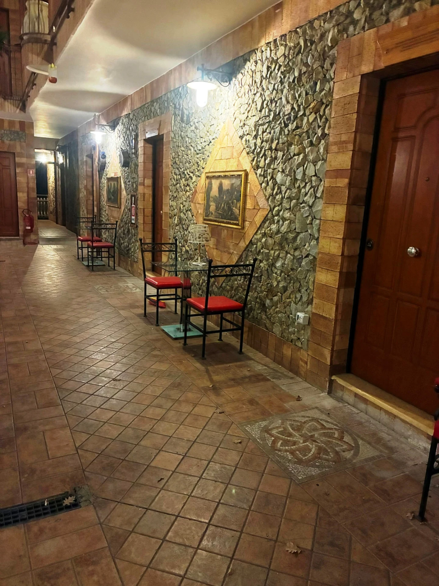 Il corridoio con pareti in pietra