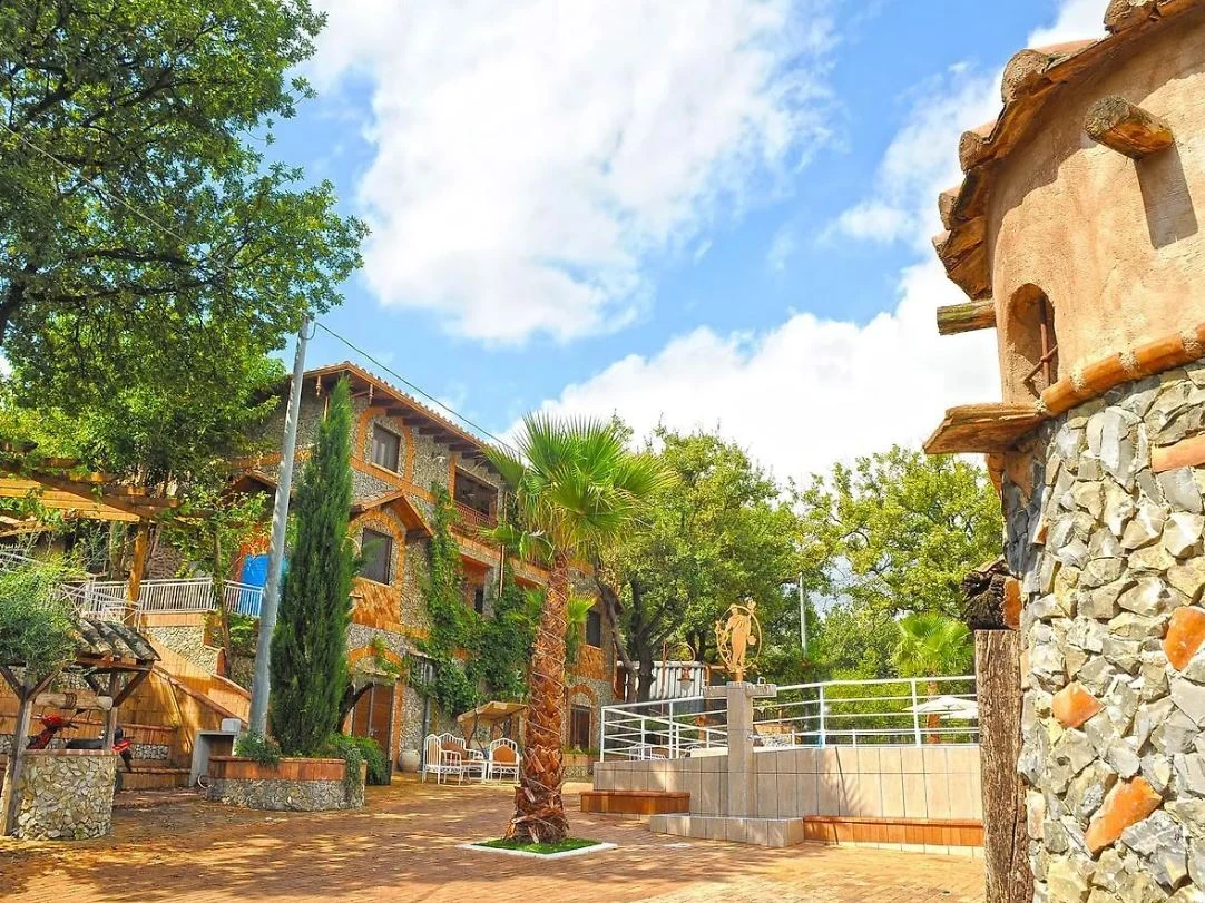 Gli esterni dell'albergo tra gli alberi