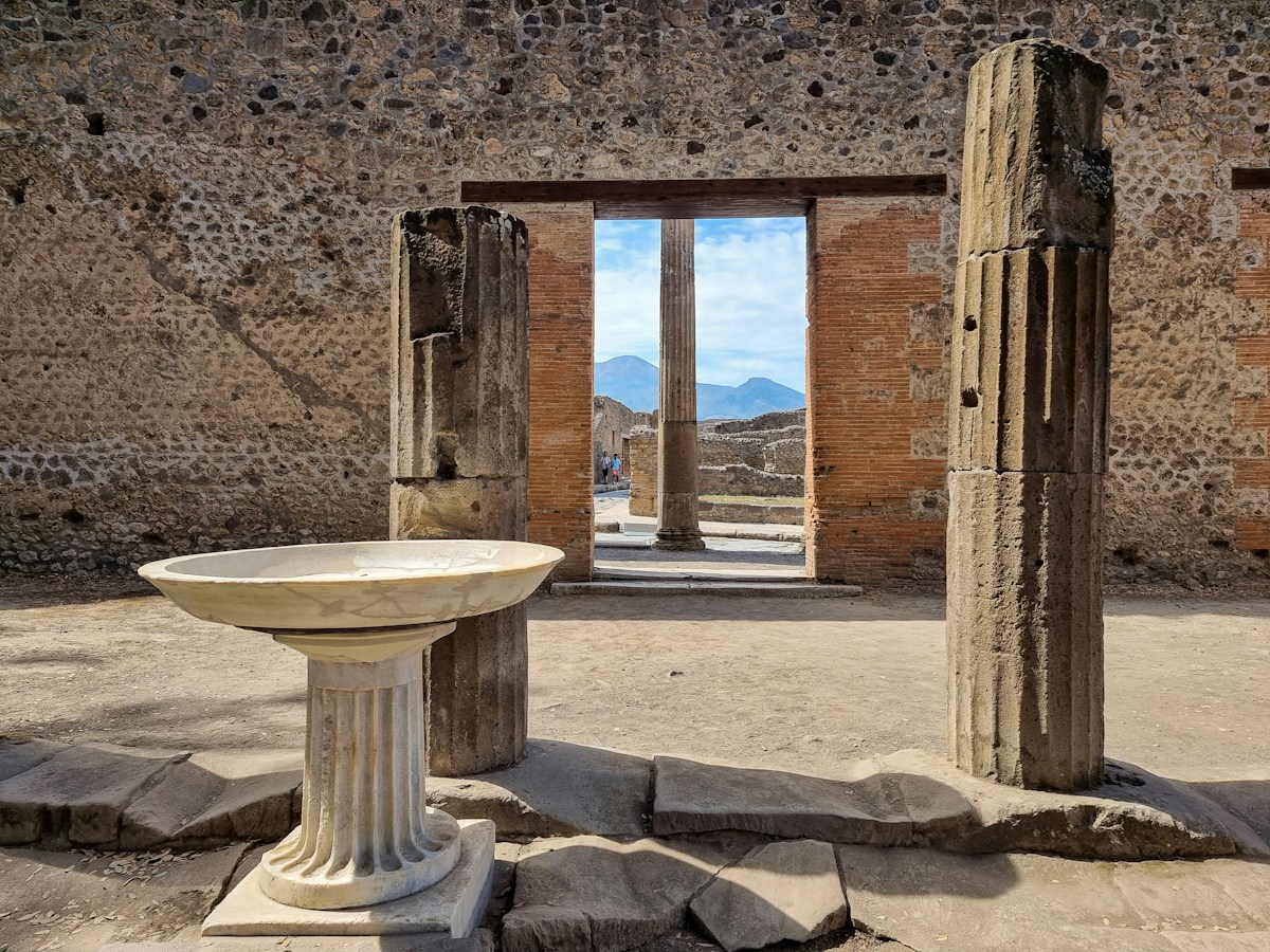 Colonne e cortile di una dimora degli scavi di Pompei
