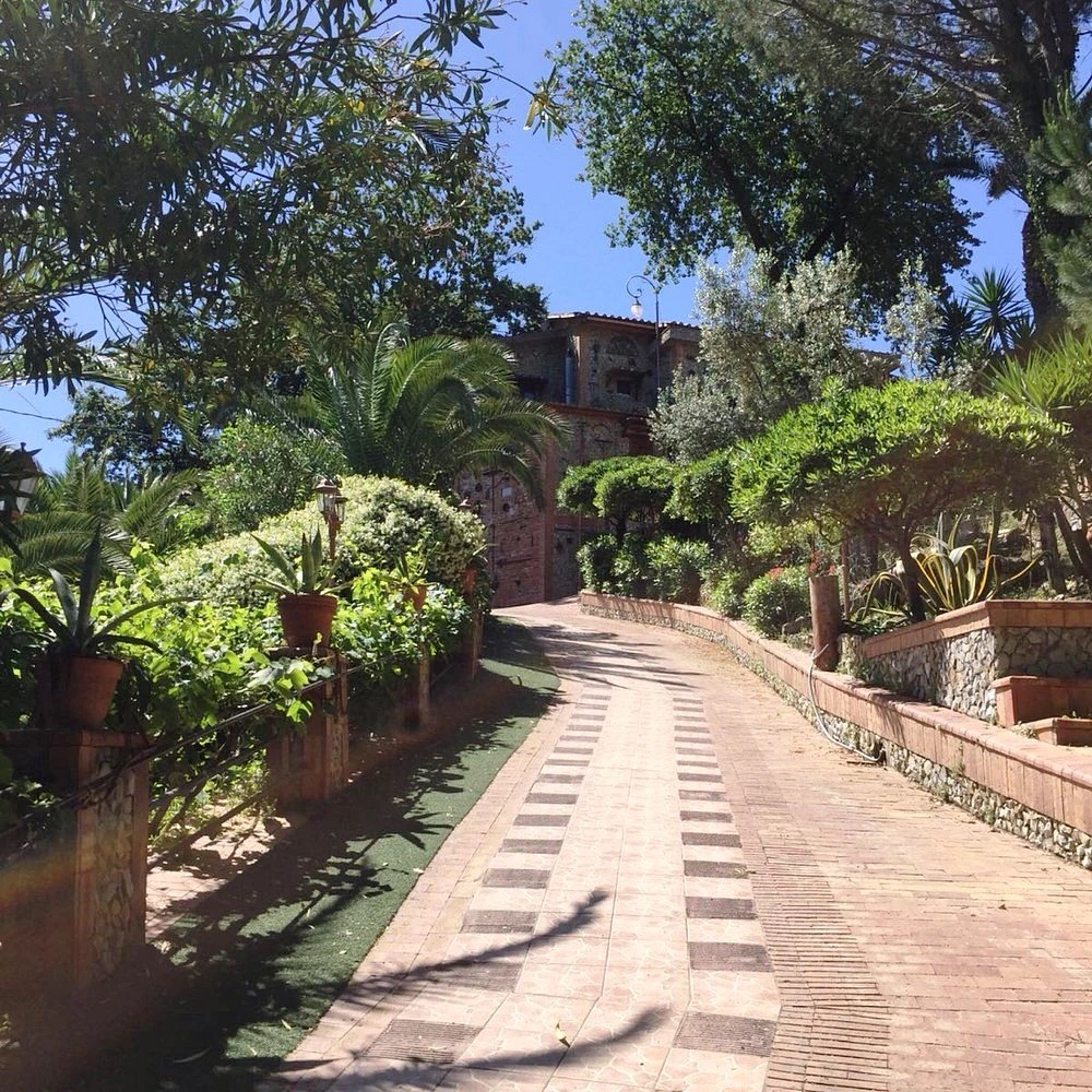 Vialetto nel verde dell'albergo