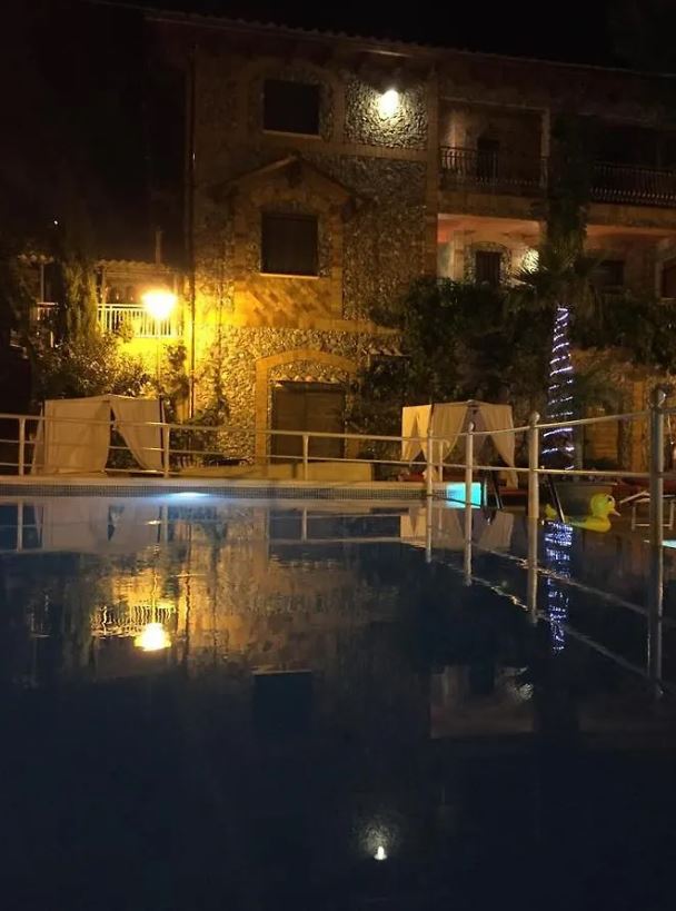 Gazebo e piscina di sera