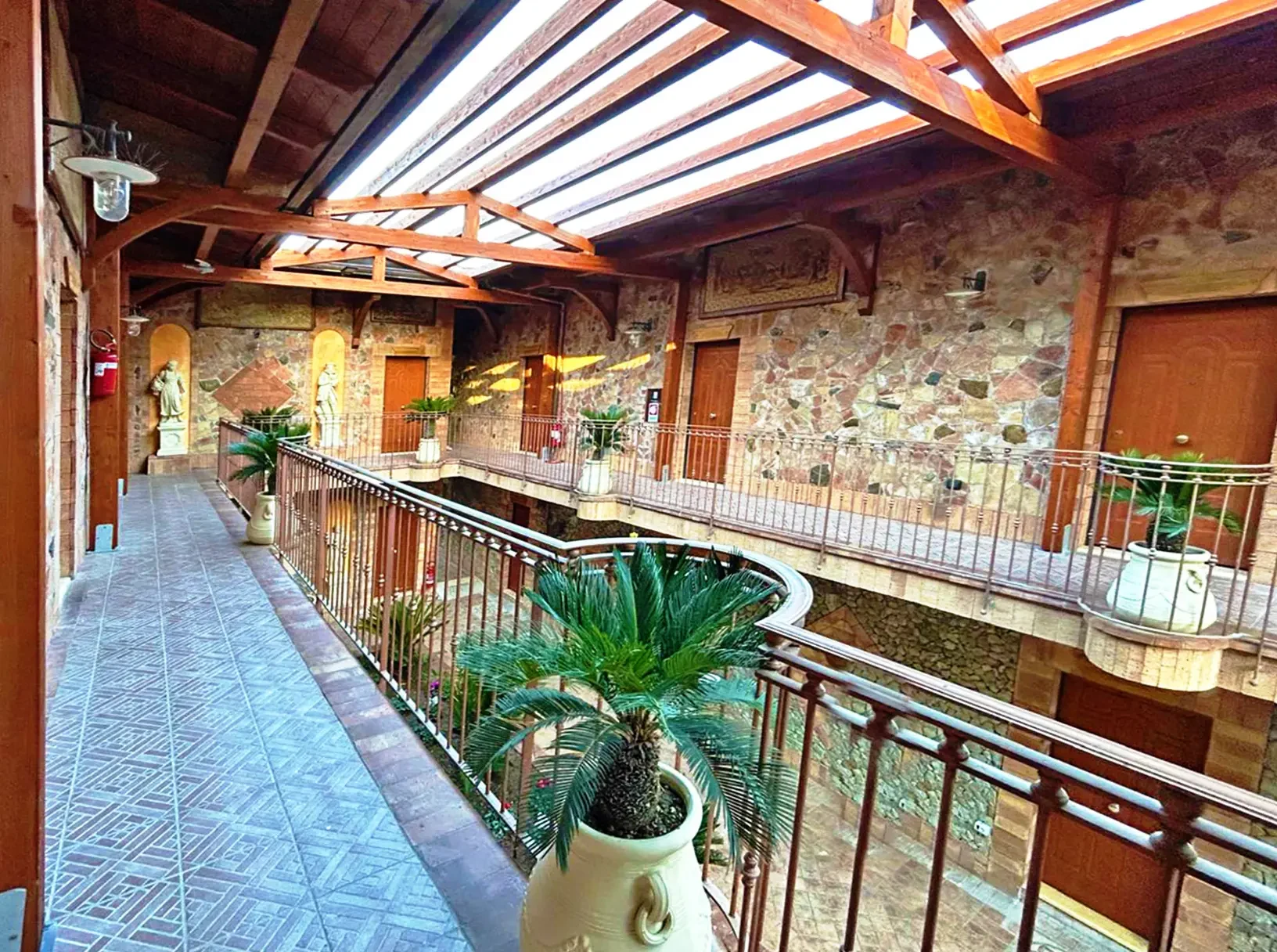 Il ballatoio affacciato sul cortile