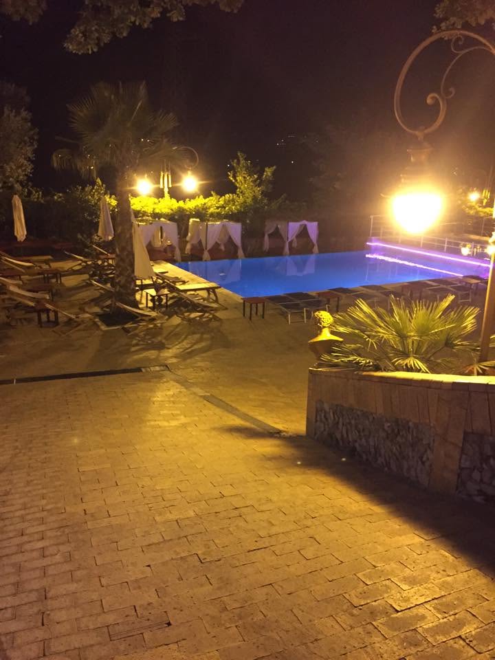 Riflessi notturni sulla piscina