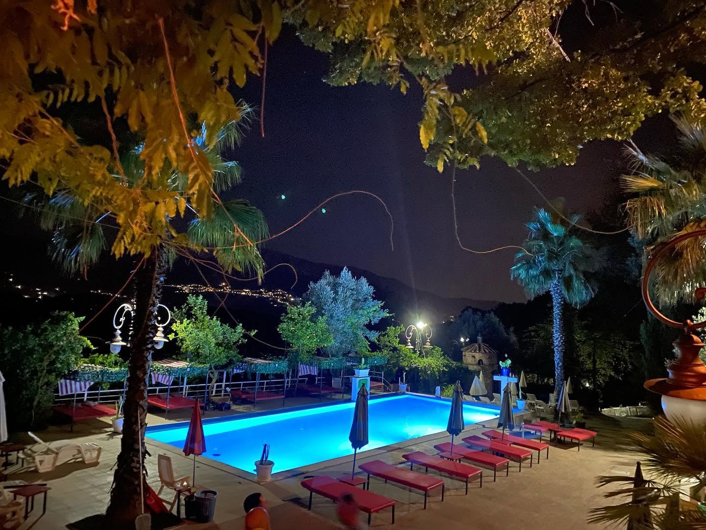 La piscina illuminata di sera