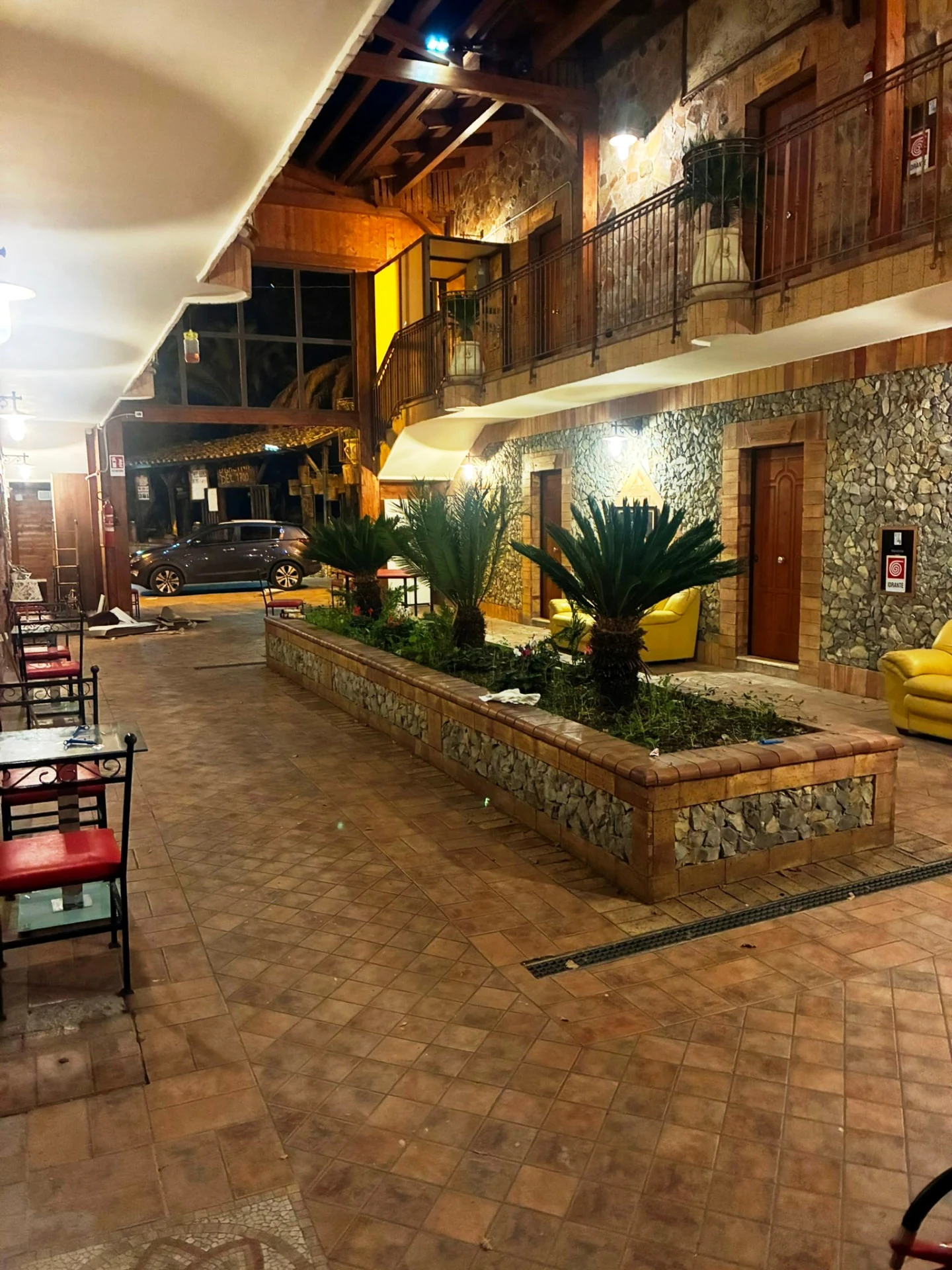 Il cortile e le camere alla sera